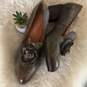 L’Artiste NOORA Embossed HEELS Leather Slip On NWOB
